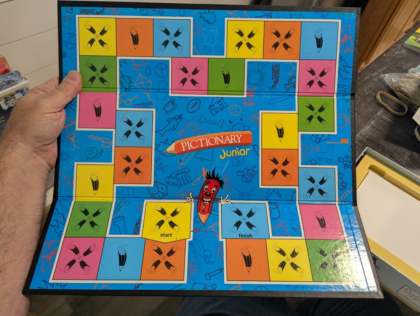 PICTIONARY JUNIOR Board Game 100% READY to PLAY 1993 VINTAGE AWARD WINNER