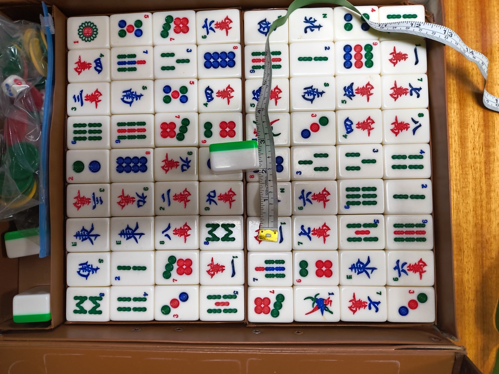 Vintage Mahjong Set 7 Fen 144 green & White Tiles Faux Alligator Case Excellent