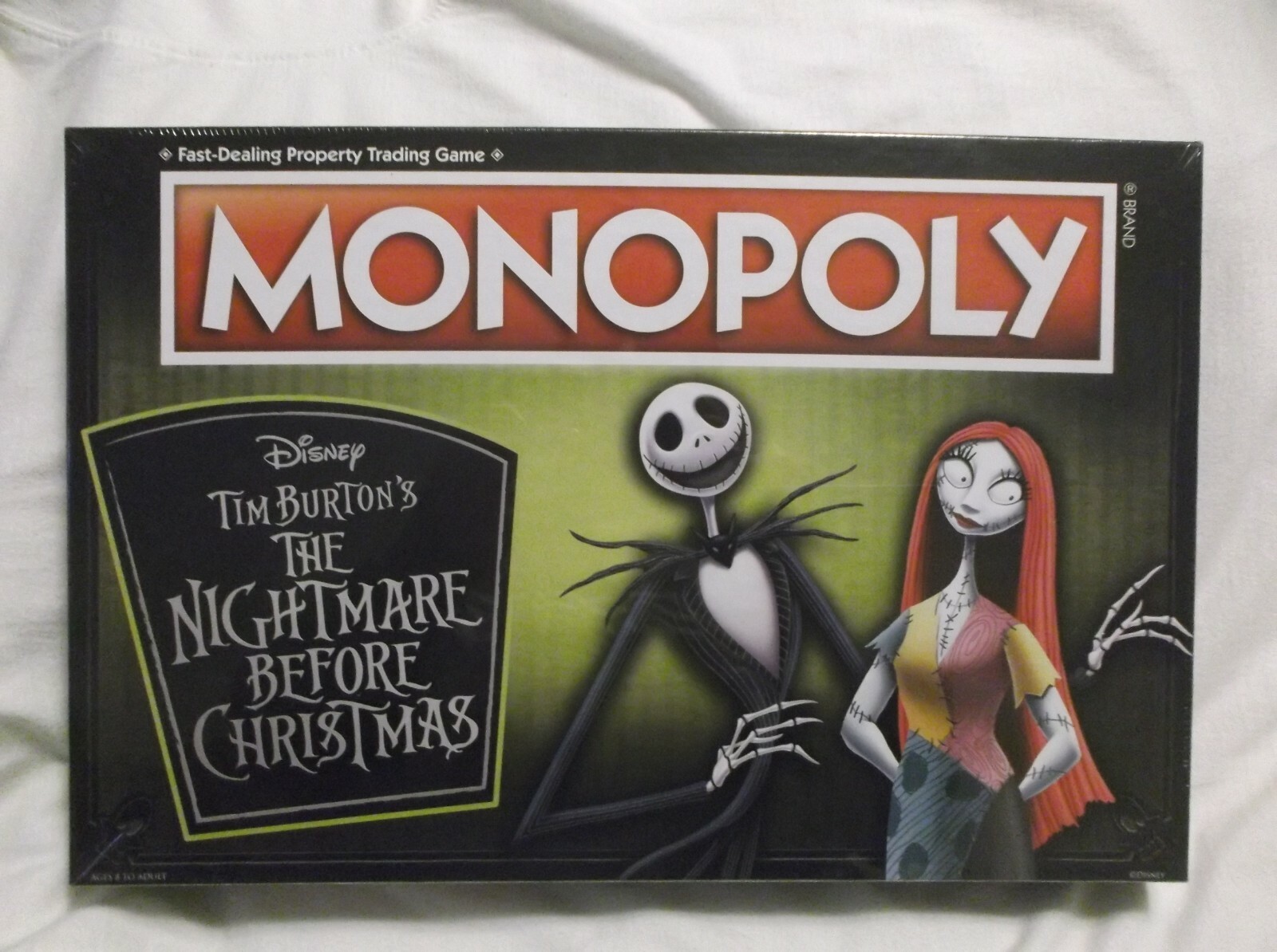 The Nightmare Before Christmas MONOPOLY® 8+ 2-6 players 60+ minutes