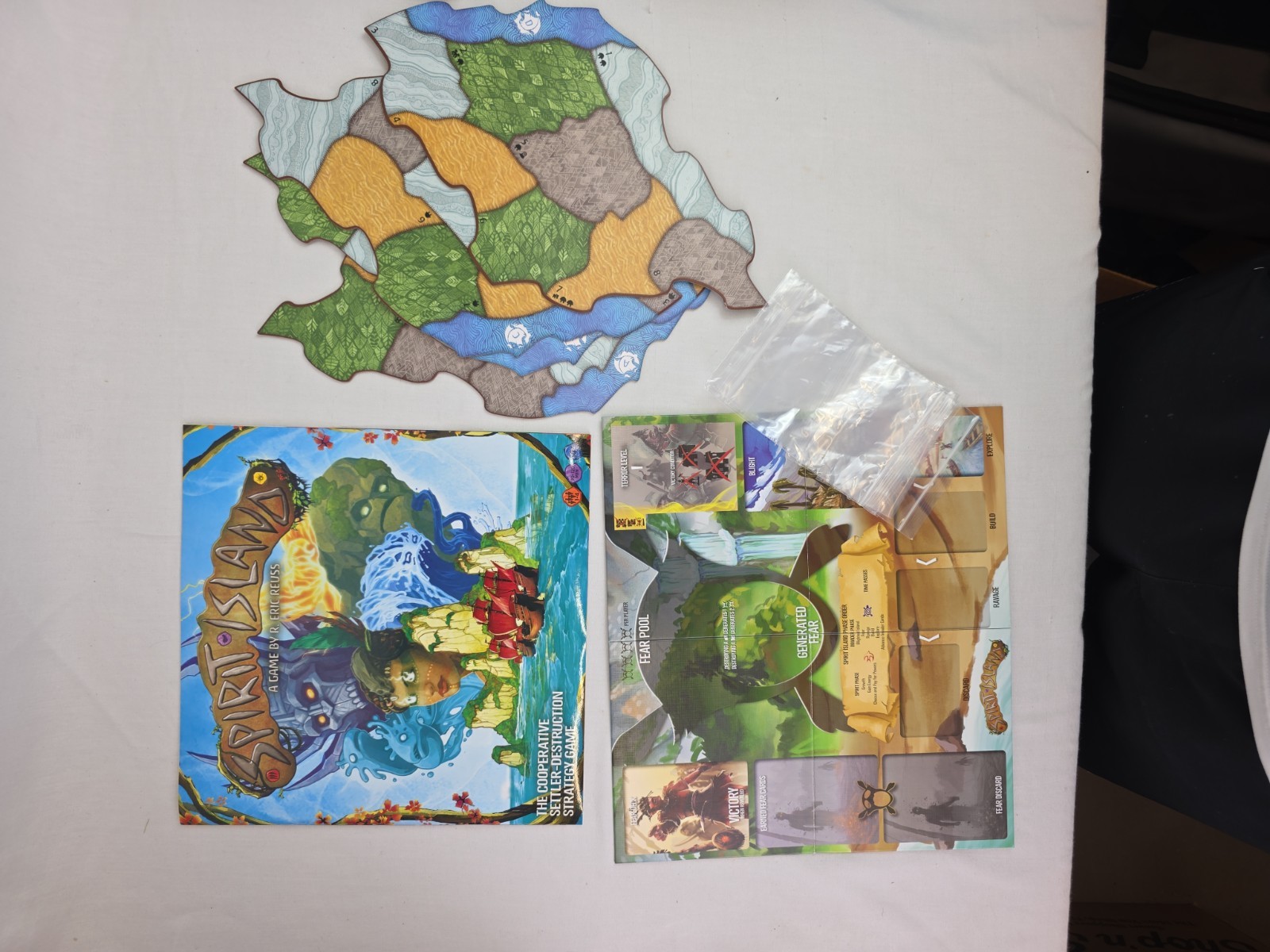 Spirit Island Board Game – Greater Than Games – Excellent 2016 Complete