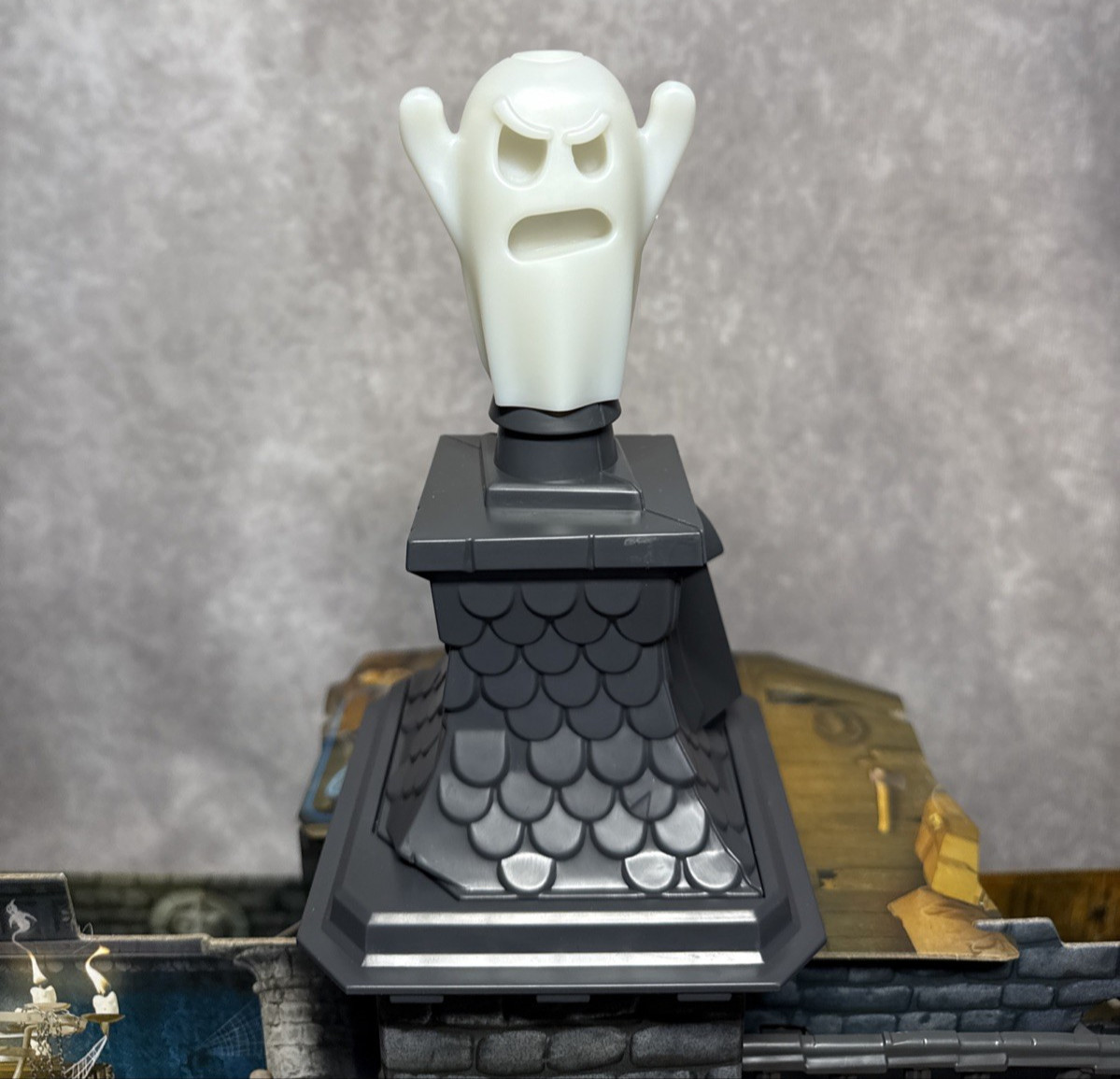 Buffalo Games Ghost Castle Board Game 2020 3D Haunted Escape Family Spooky