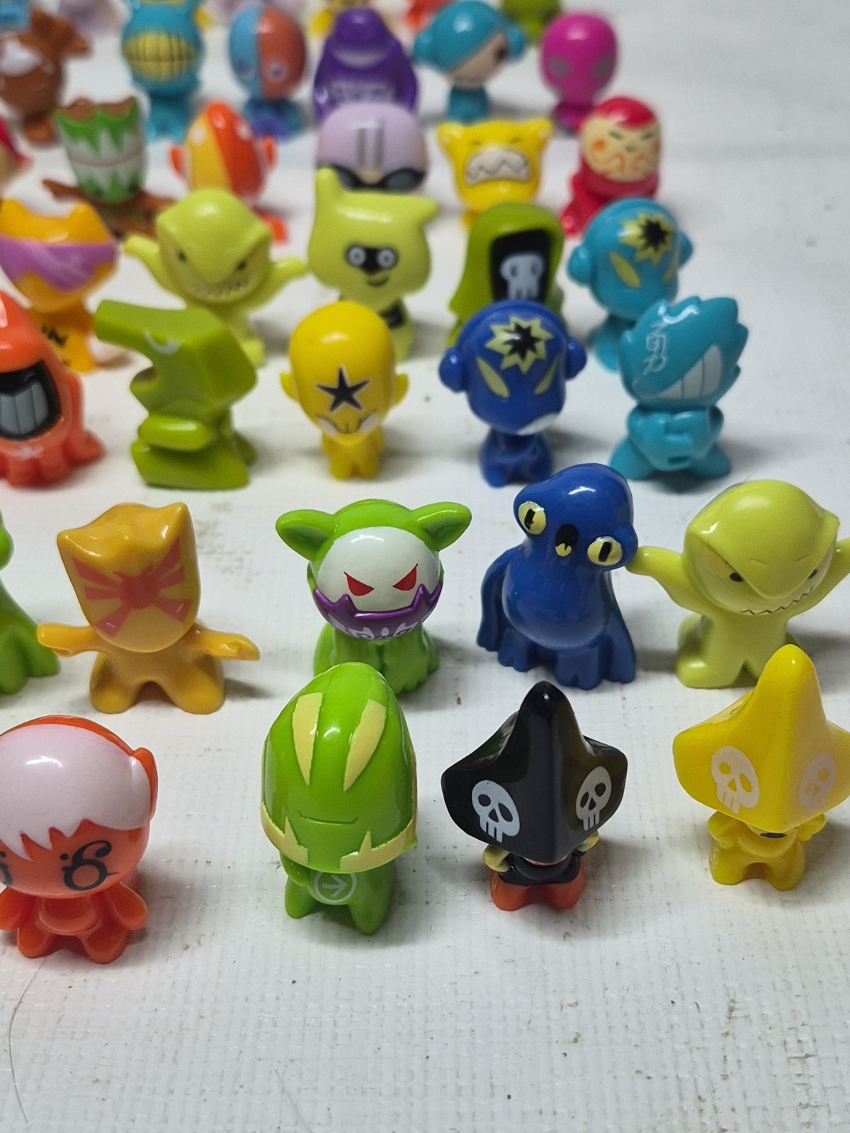 2010 JONA Gogo’s Crazy Bones Exclusive Ltd Edition Collector Tins 78 Figurines