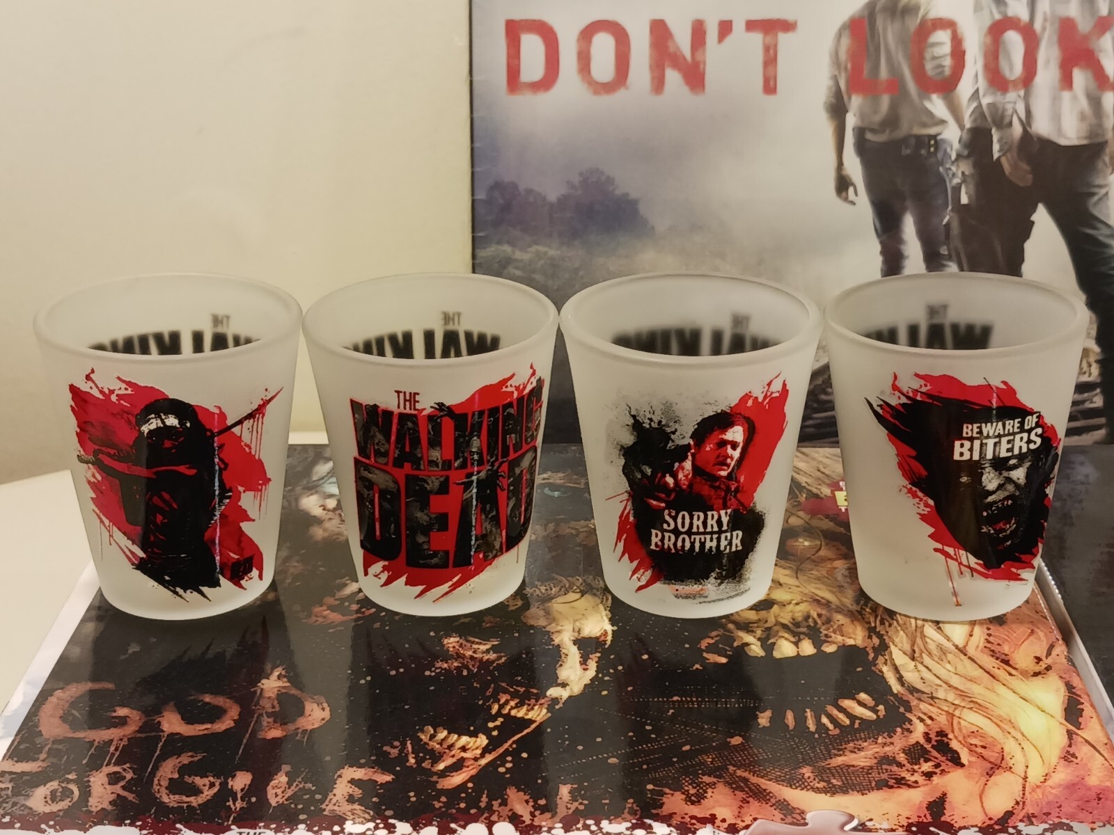The Walking Dead Lot 4 Shot Glasses 1 Dice Game 3 Jigsaw Puzzles 1 Wall Clock