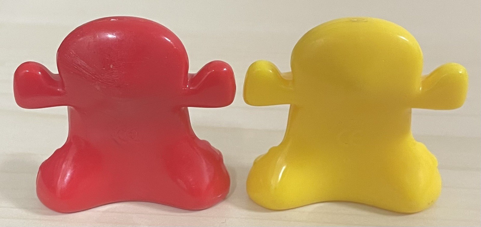 2 Gogo’s Crazy Bones – Cap’n Crunch (Yellow/Red)