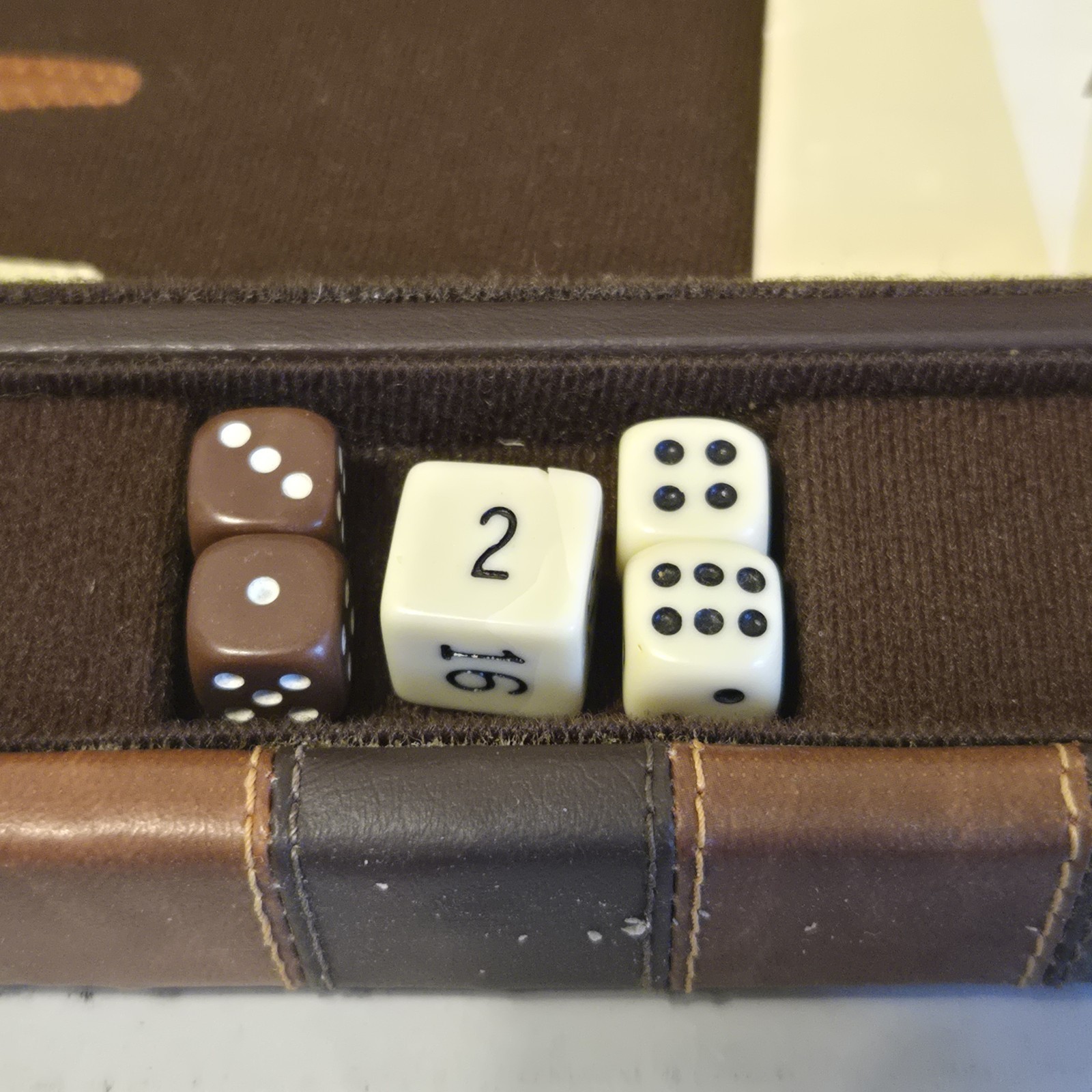 Backgammon Faux Leather 15 x 10 Case, 1 1/8″ Cream & Brown Checkers **COMPLETE**