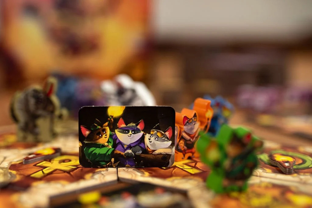 Run Run Run, Cooperative Board Game with Cat Adventurers in a Pyramid, 1 to 4