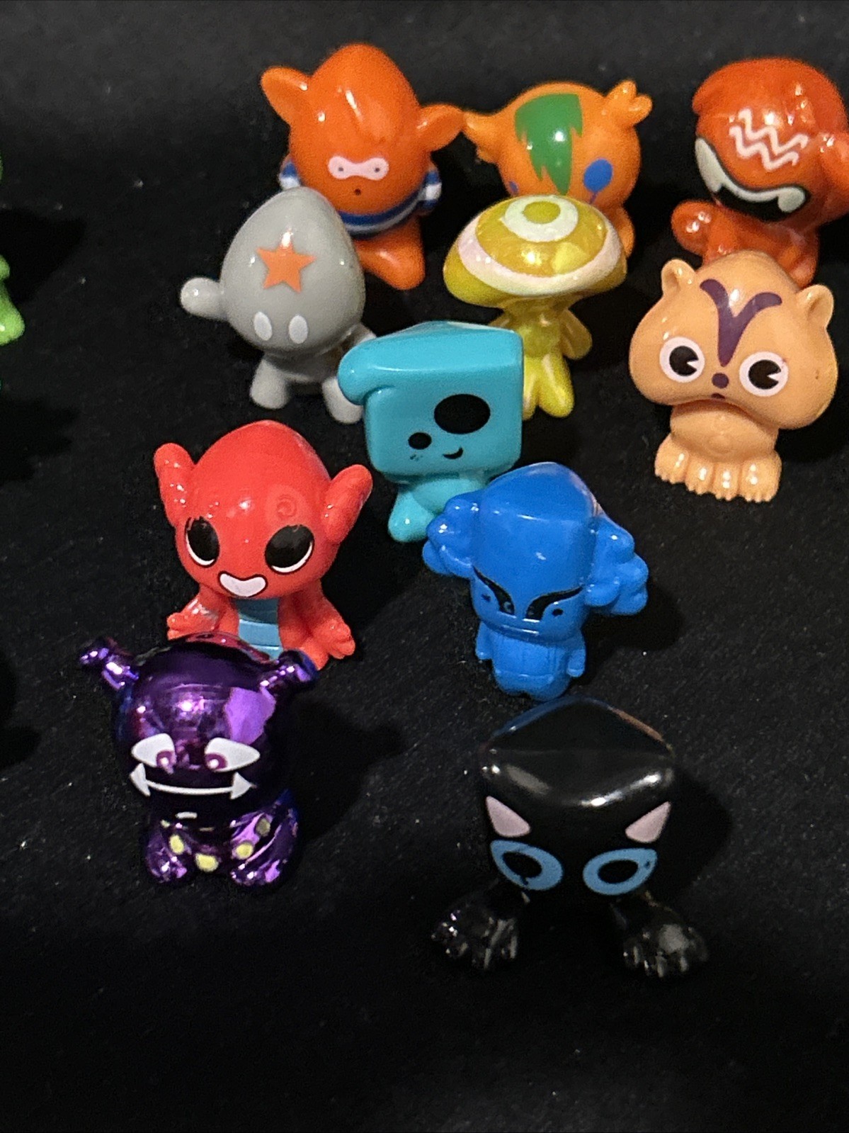 Lot Of 21 Gogo’s Crazy Bones Mini Figures Loose and Red Carrying Case