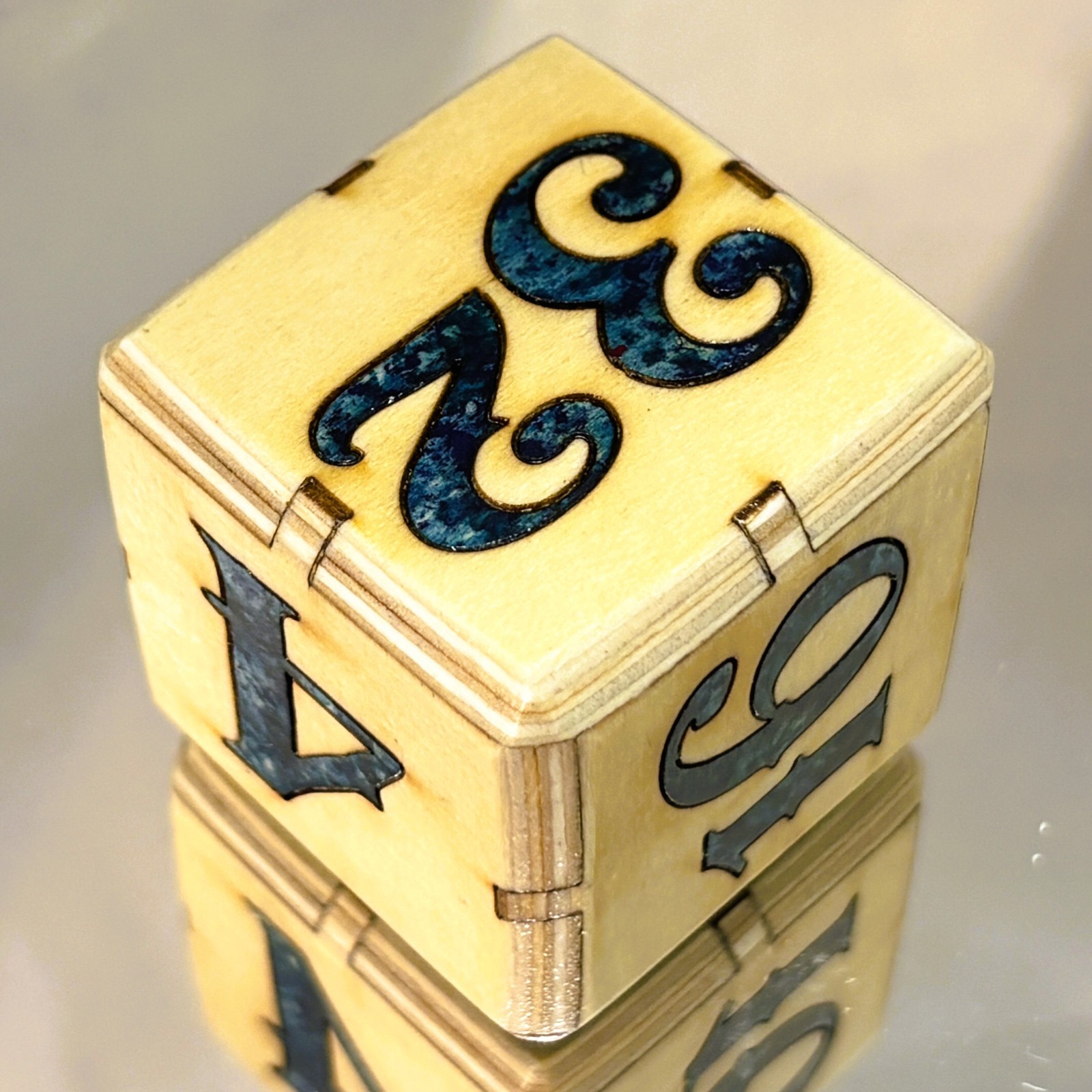 Snowman’s Shimmer – Deep Blue Winter – Backgammon Doubling Cube 36mm