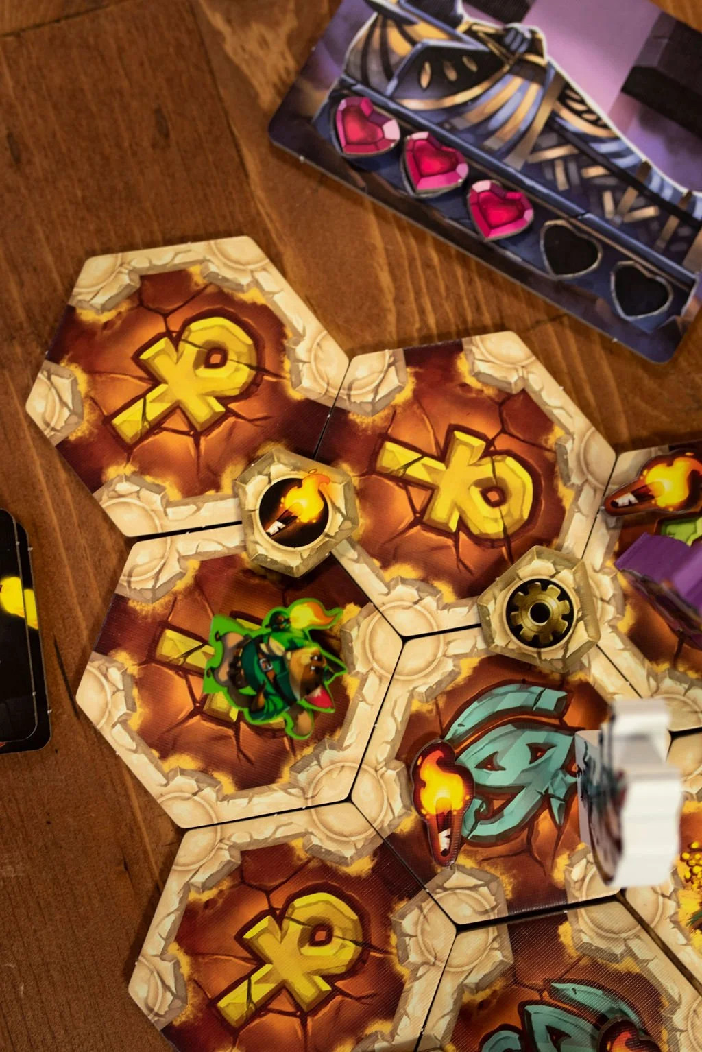 Run Run Run, Cooperative Board Game with Cat Adventurers in a Pyramid, 1 to 4