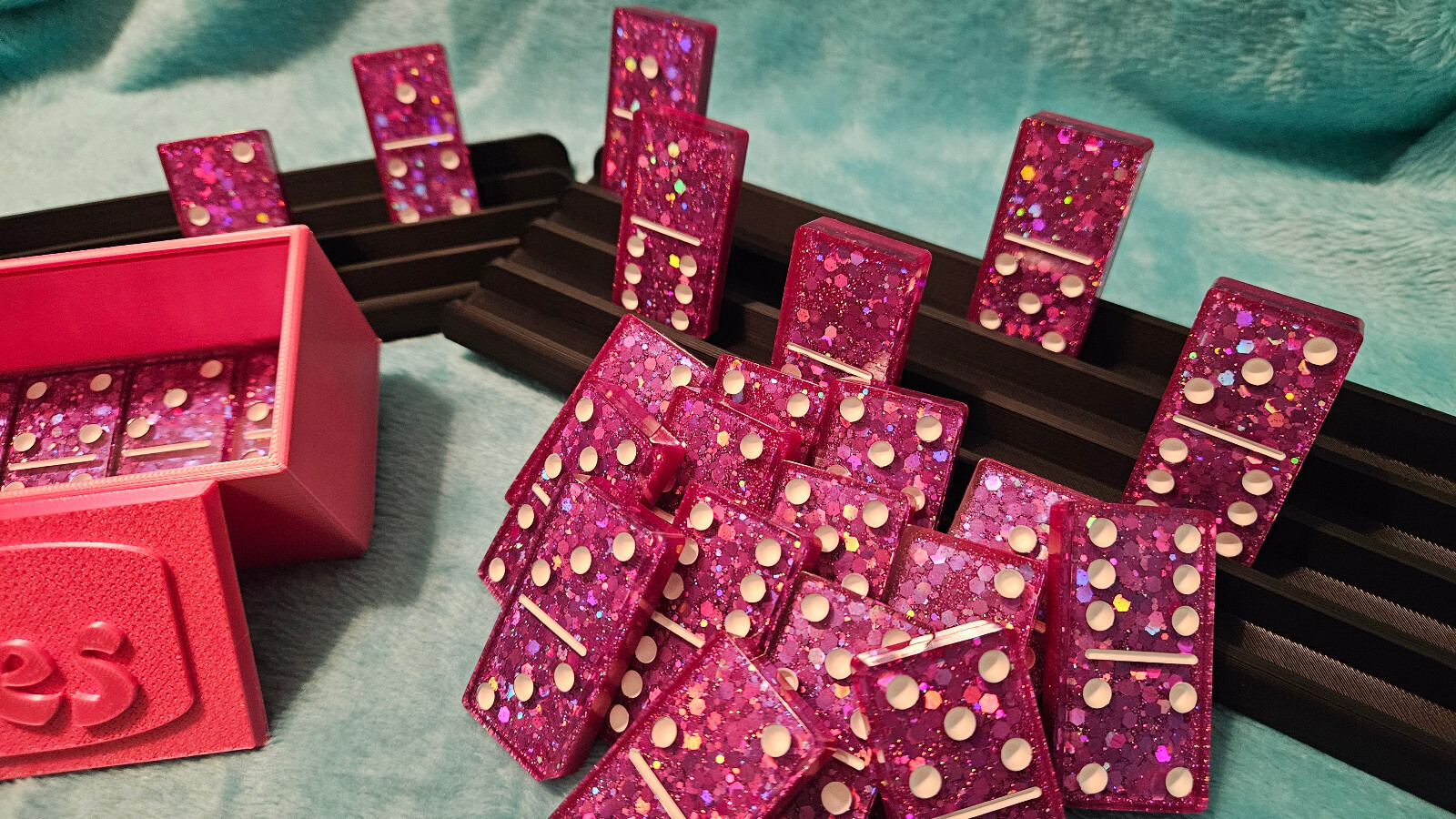 3/8″ Hot Pink Dominoes + 2 Black Domino Holders