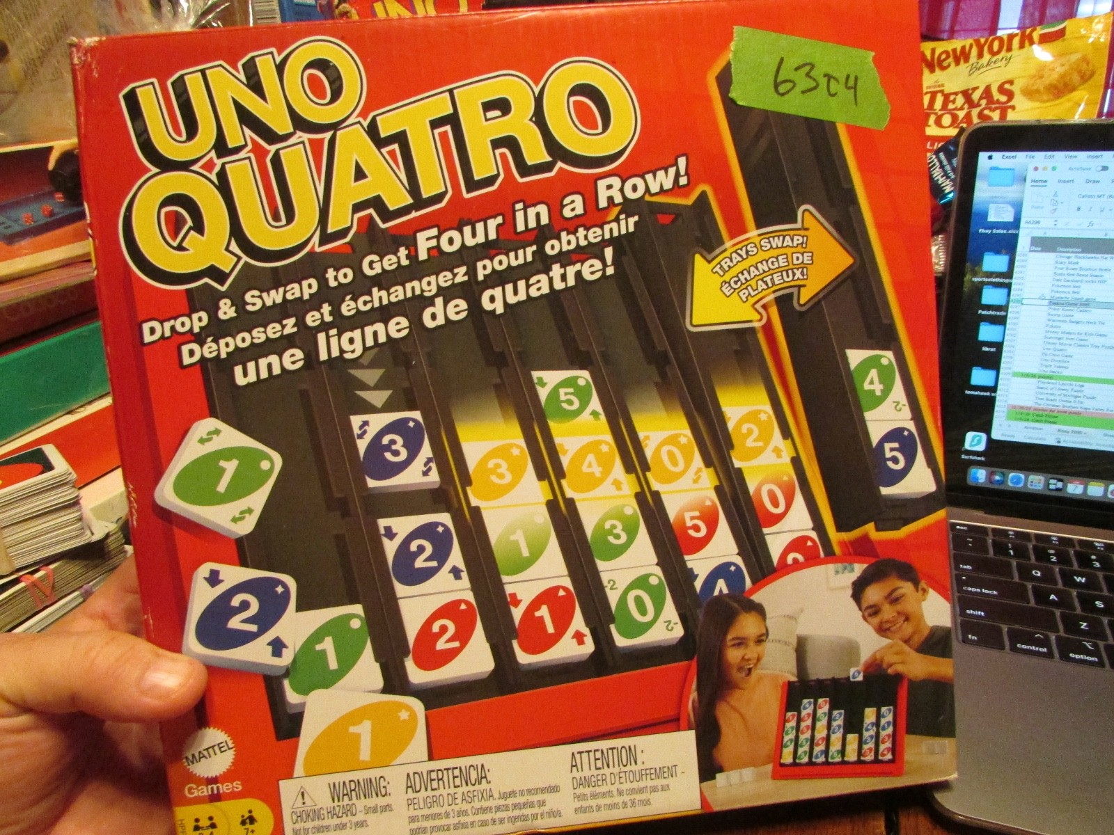 Mattel Games UNO Quatro Game with Colored Tiles & Plastic Grid for Family