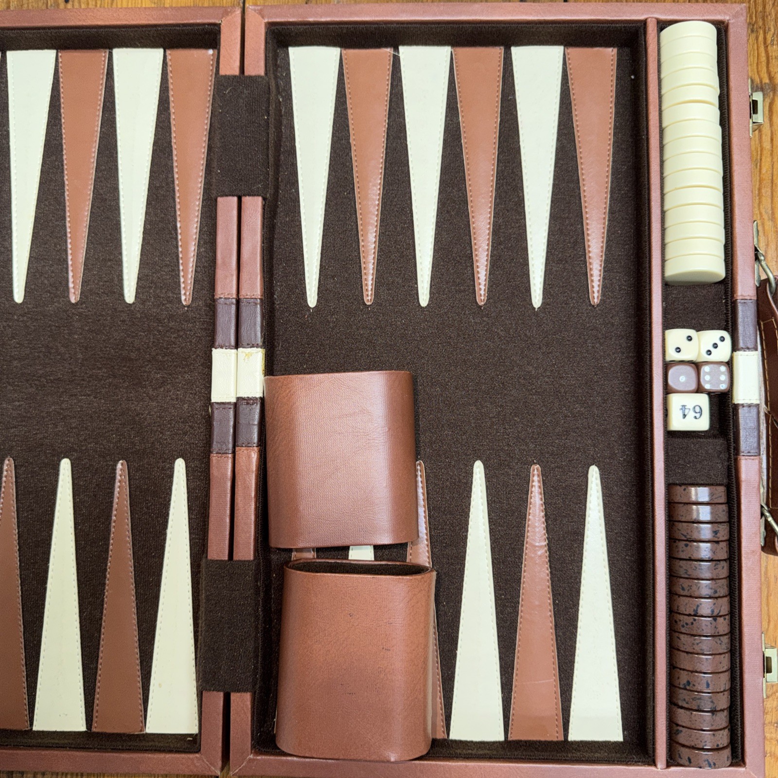Backgammon Strategy Board Game w/ faux leather Carrying Case, nice complete set