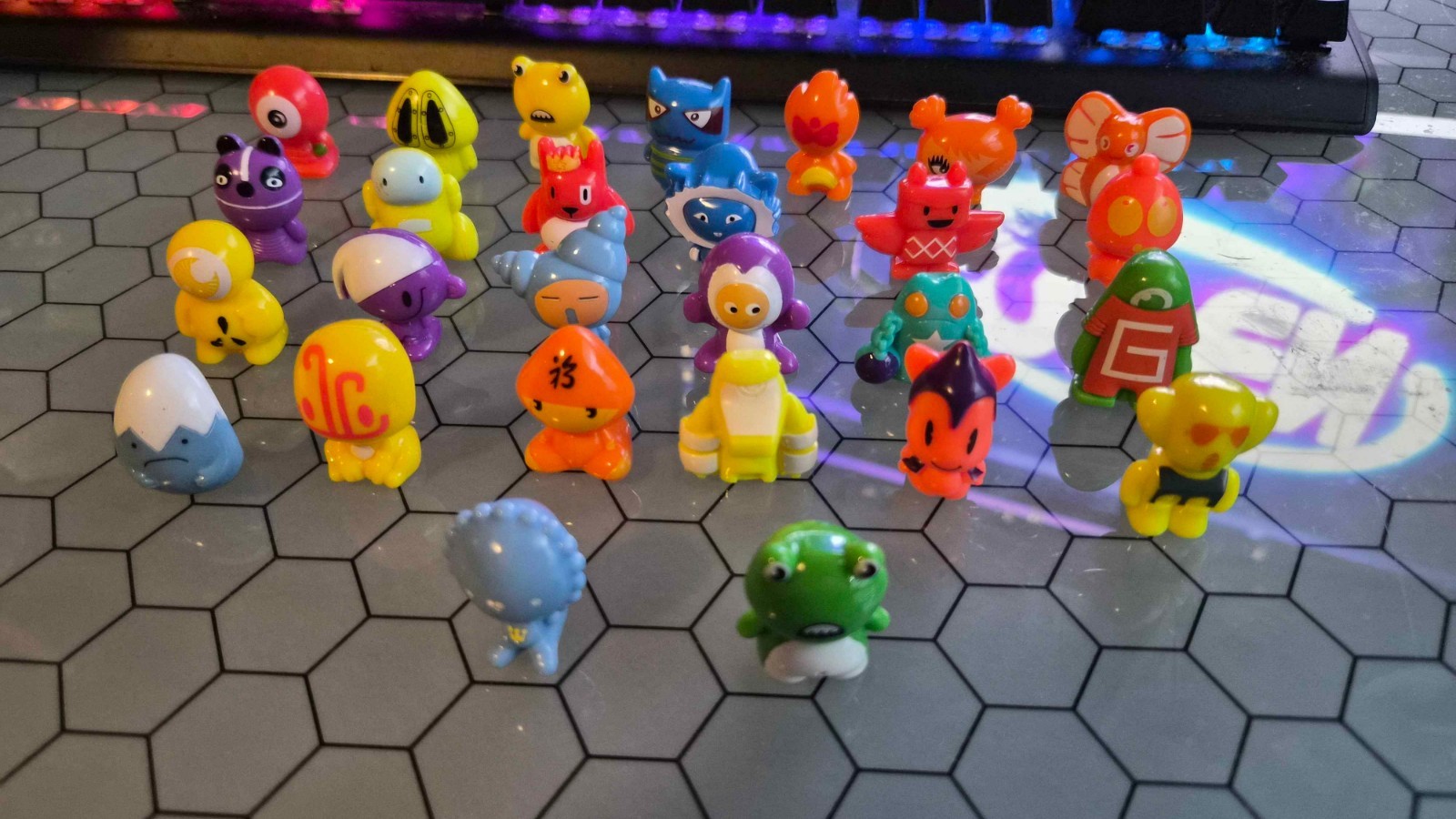 Gogos Crazy Bones Series 1 & 4 LOT OF 92 Gogos & 36 CARDS