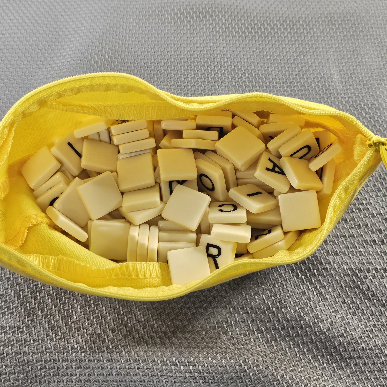 Bananagrams Crossword Family Fun Game Word Play Tiles Banana Bag Complete READ⬇
