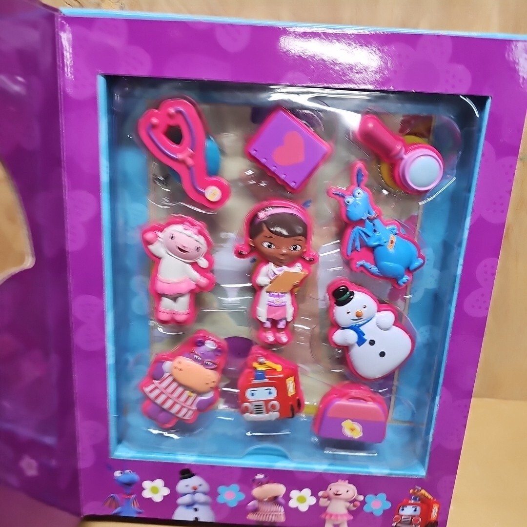 STUCK ON STORIES Doc McStuffins Activity Book