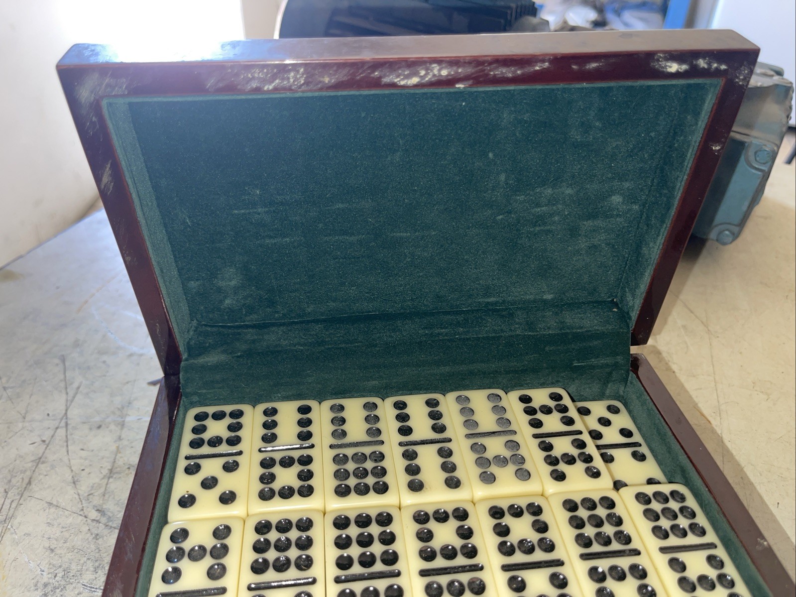 Double Nine Dominoes Wooden Box Case Brass Inlays 55 Bakelite Tiles