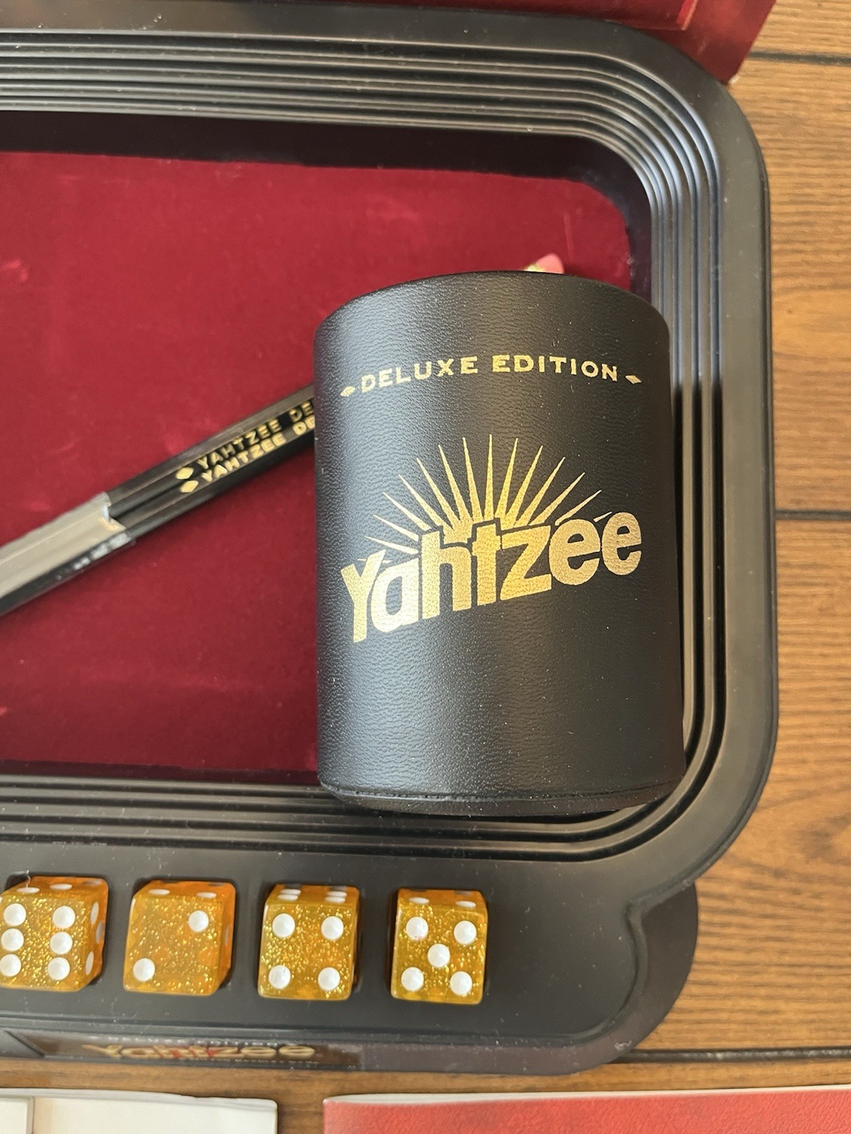 1997 Milton Bradley Yahtzee Deluxe Edition Complete Gold Fleck Dice Felt Tray