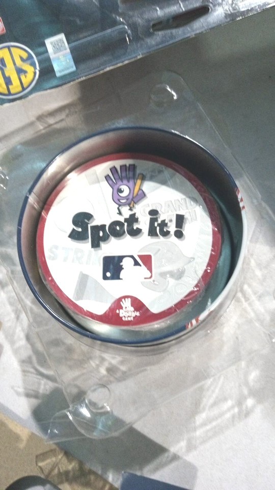 ORIGINAL. BROKEN BOX. PRODUCT IS OK. Masterpieces MLB Unisex-Adult Modern