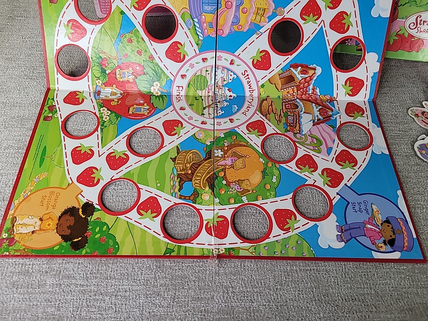 Strawberryland – A Berry Sweet Game of Hide & Seek by RoseArt 2003 READ