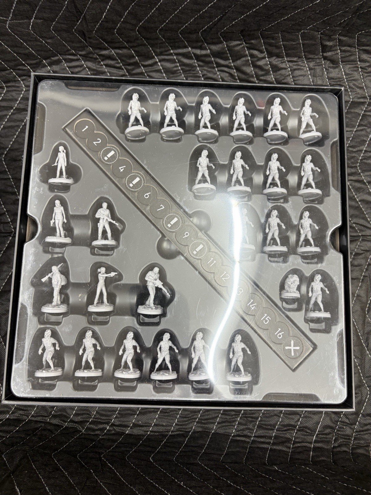 The Last of Us: Escape the Dark Collector’s Edition Horror Board Game 1P
