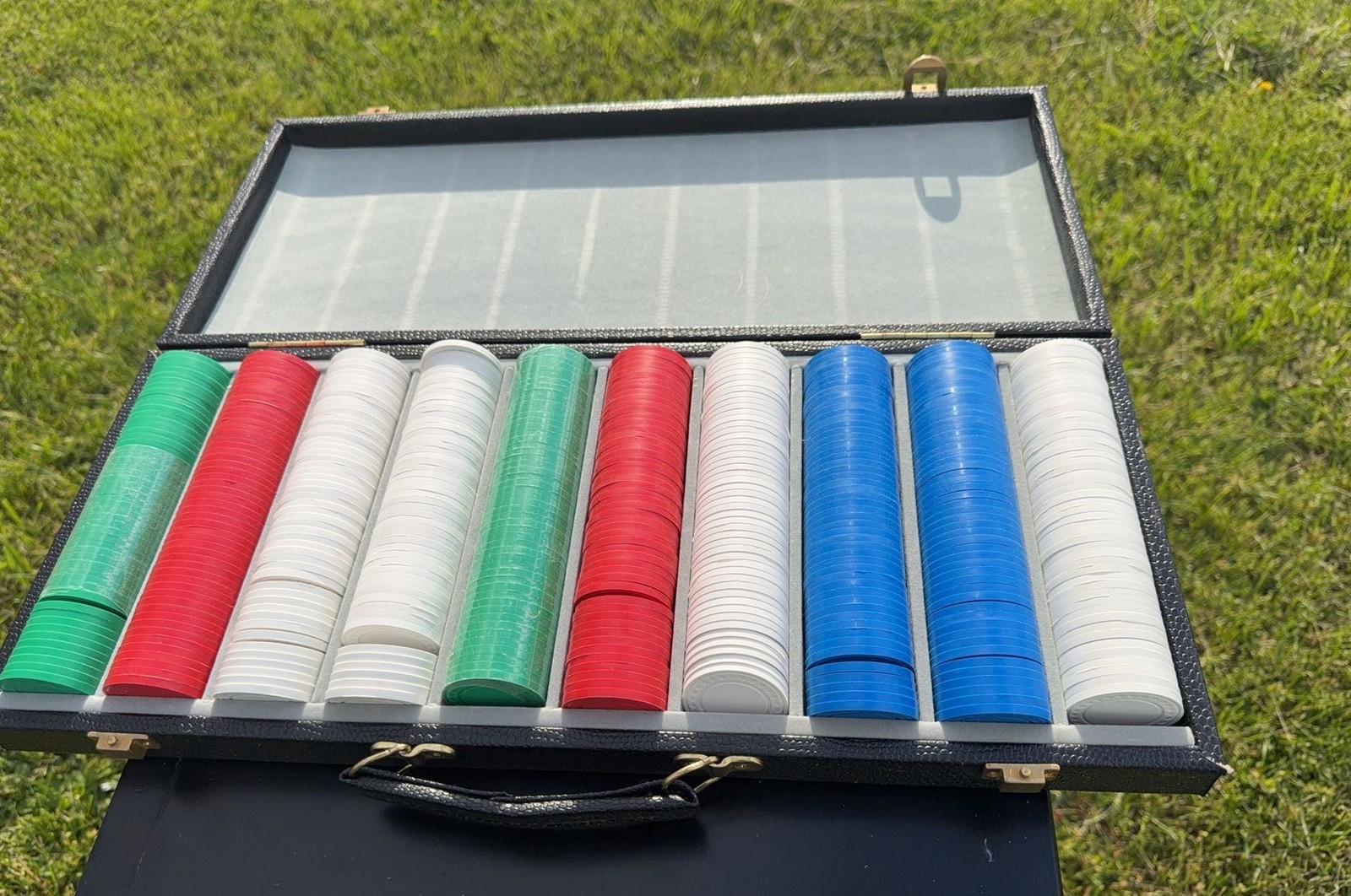 Vintage 500pc Poker Chip Set in Faux Leather Carry Case Complete Set