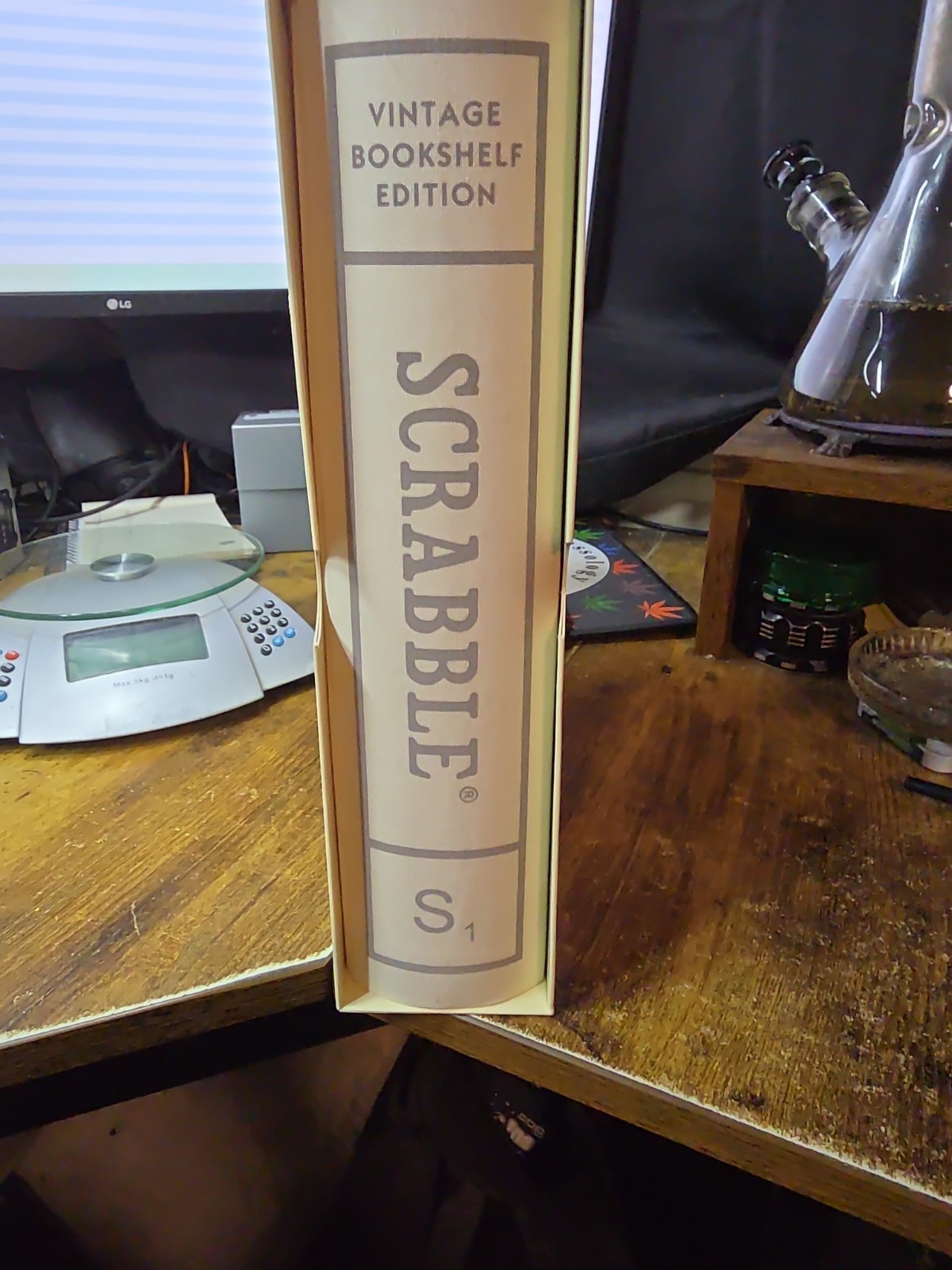 Hasbro Scrabble Crossword Game Vintage Bookshelf Edition 2016, Complete