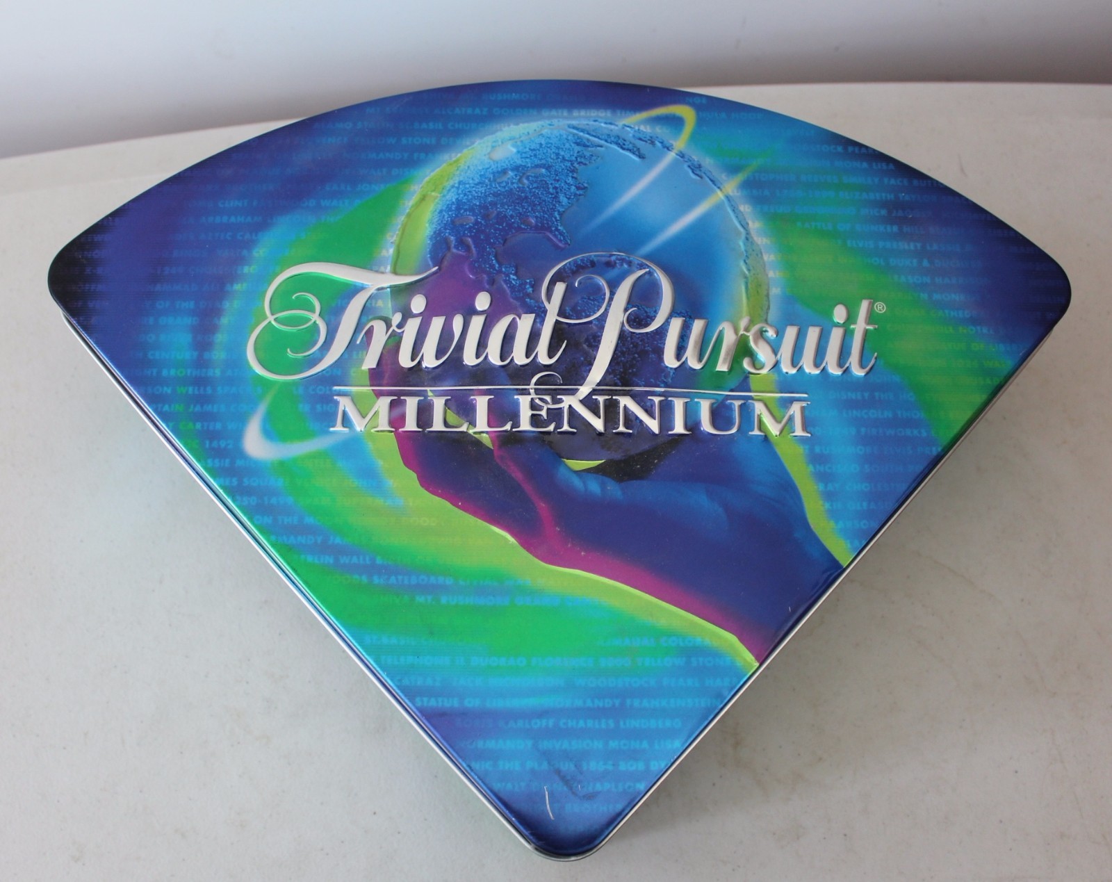 TRIVIAL PURSUIT Millennium 1998 Metal Tin New & Sealed L#1321