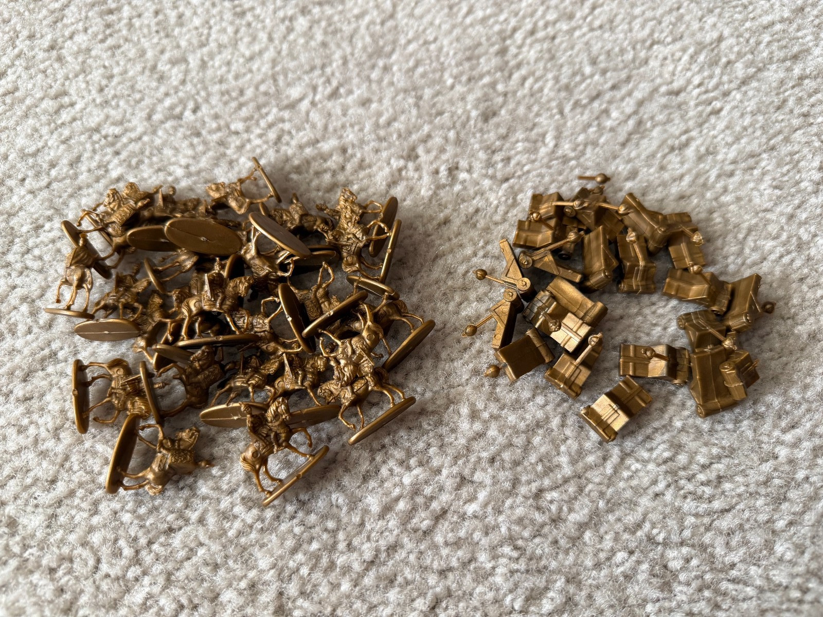 Parts Lot – Conquest of the Empire 1984 Version 27 Gold Calvary & 21 Catapults