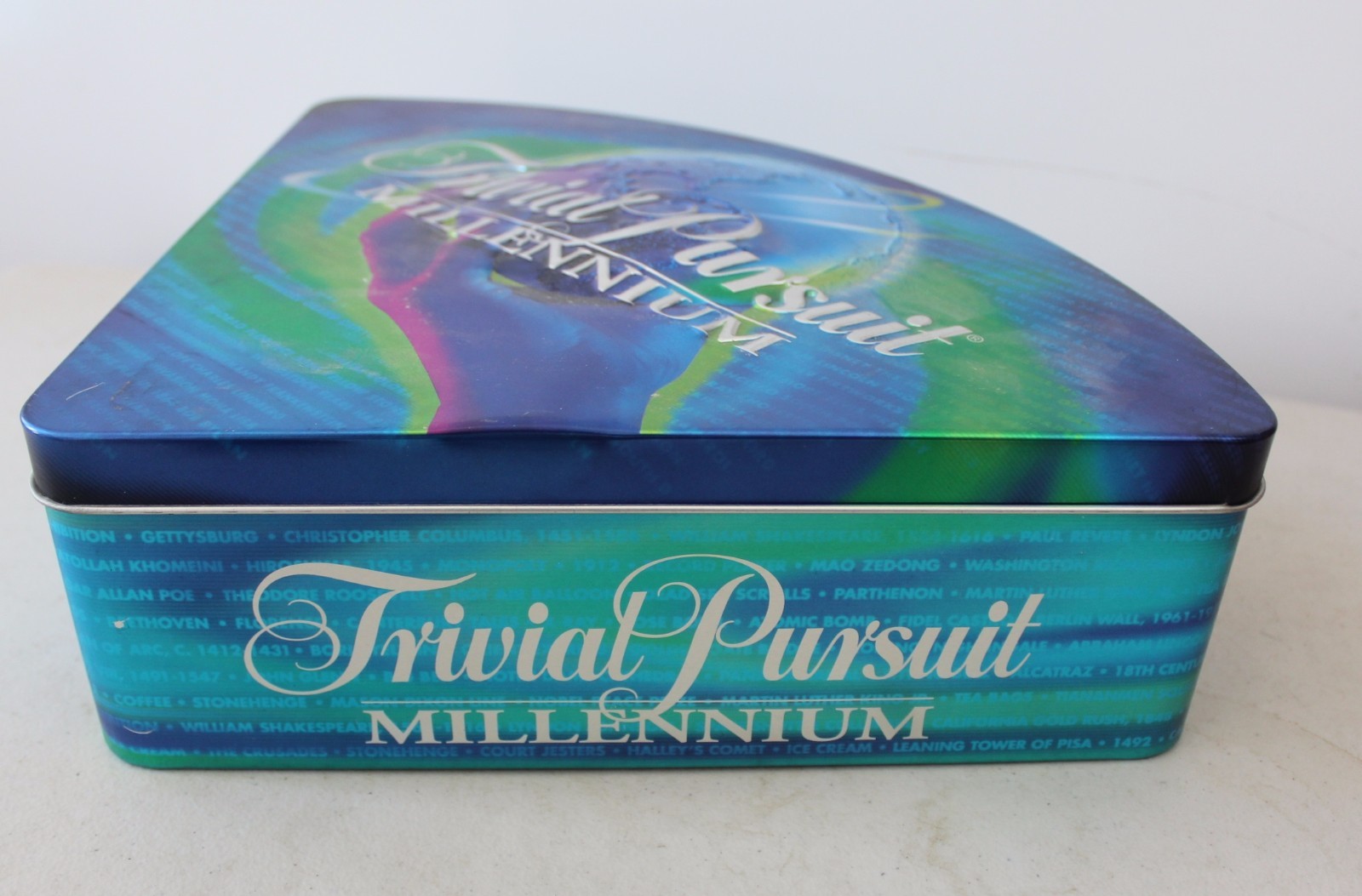 TRIVIAL PURSUIT Millennium 1998 Metal Tin New & Sealed L#1321