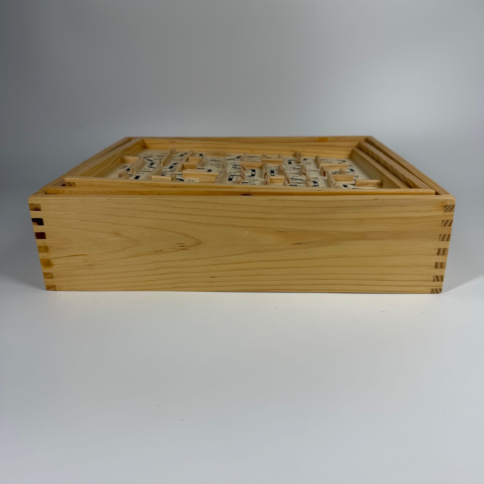 Vintage 2007 Cardinal Solid Wood Labyrinth Oak Finish Solitaire Game of Skill Ma
