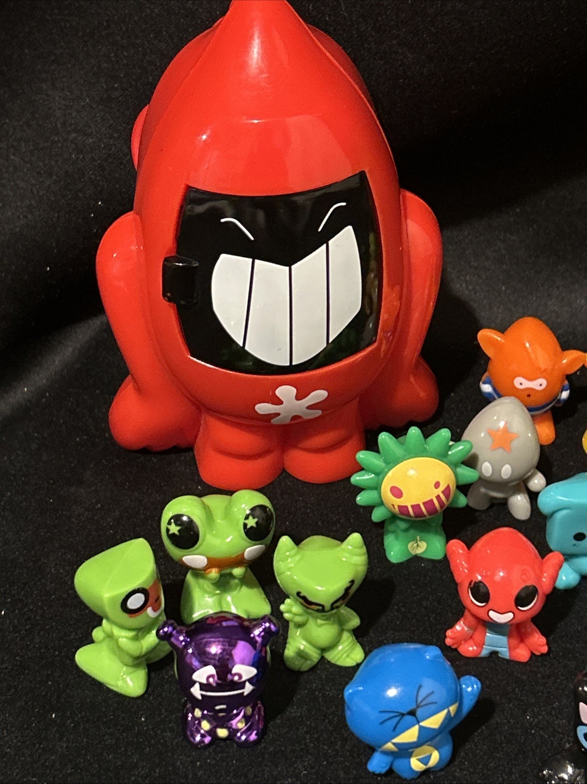 Lot Of 21 Gogo’s Crazy Bones Mini Figures Loose and Red Carrying Case