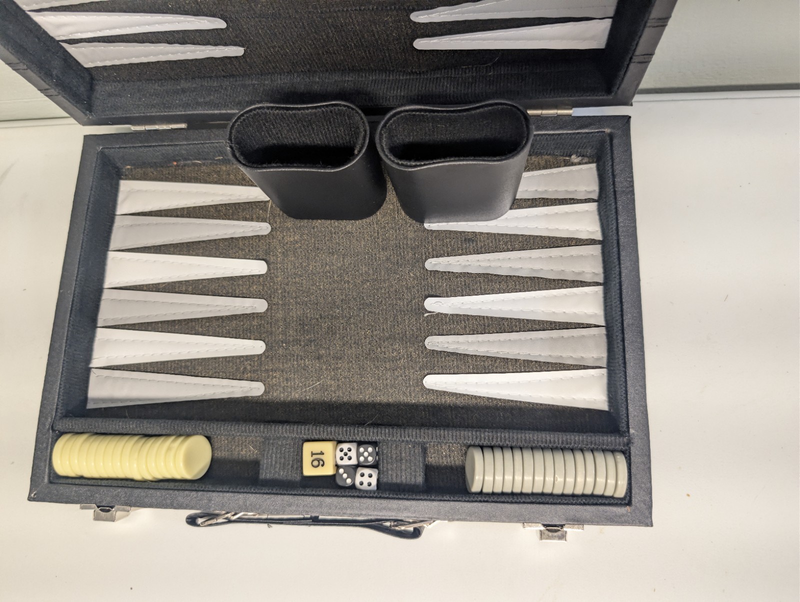 Travel Backgammon Set Portable Case Small Size Complete Vintage Magnetic