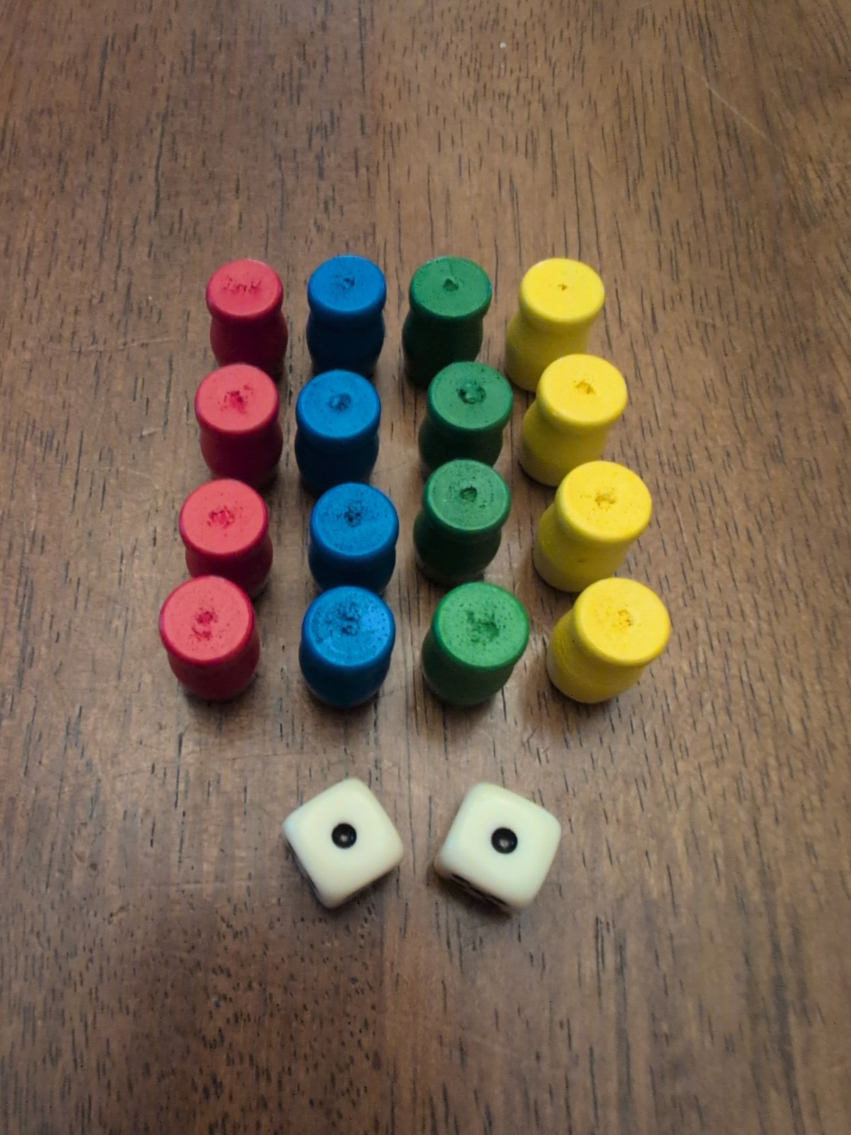 16 Pawns Movers Replacement Game Pieces 4 of Red Blue Green Yellow + 2 Dice