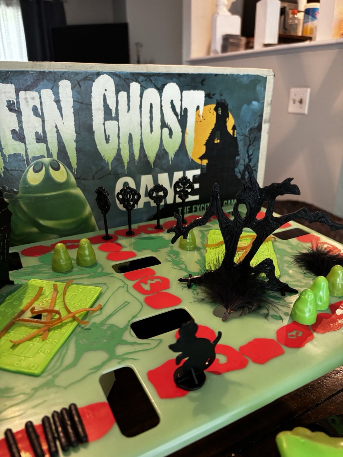 Vintage 1965 Green Ghost Glow In the Dark Board Game 99% Complete Excellent Box!