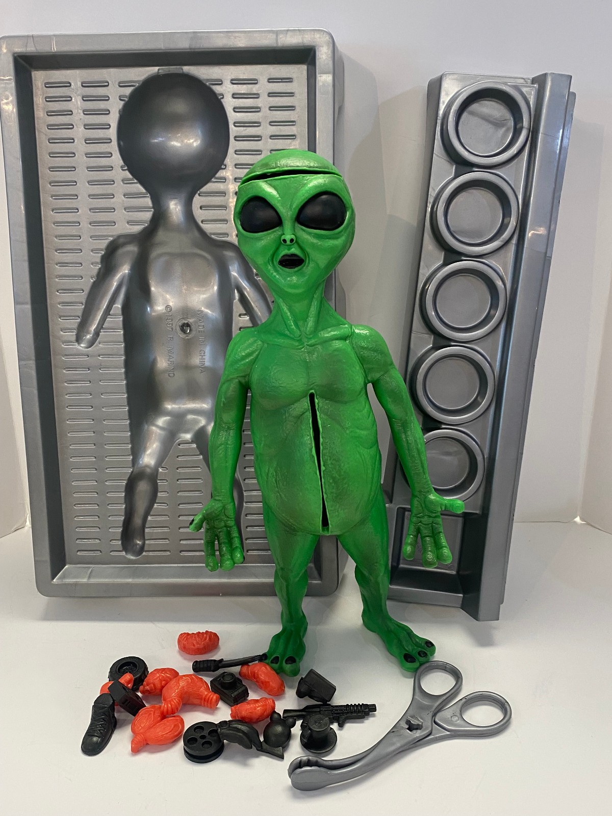 1997 Alien Autopsy Game by R. Marino – w/ 13.75″ Heavy Rubber Alien – Toy