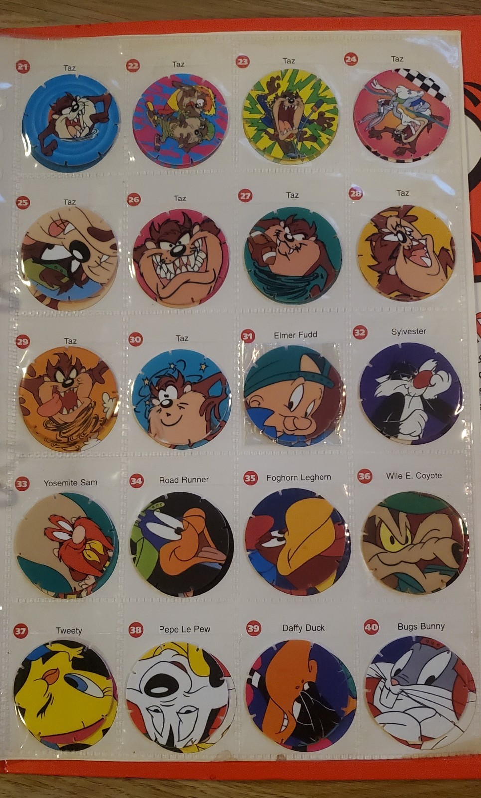 Looney Tunes TAZOS Album-Complete Set (Plus 22 extra included)50/50 WALKERS 1996