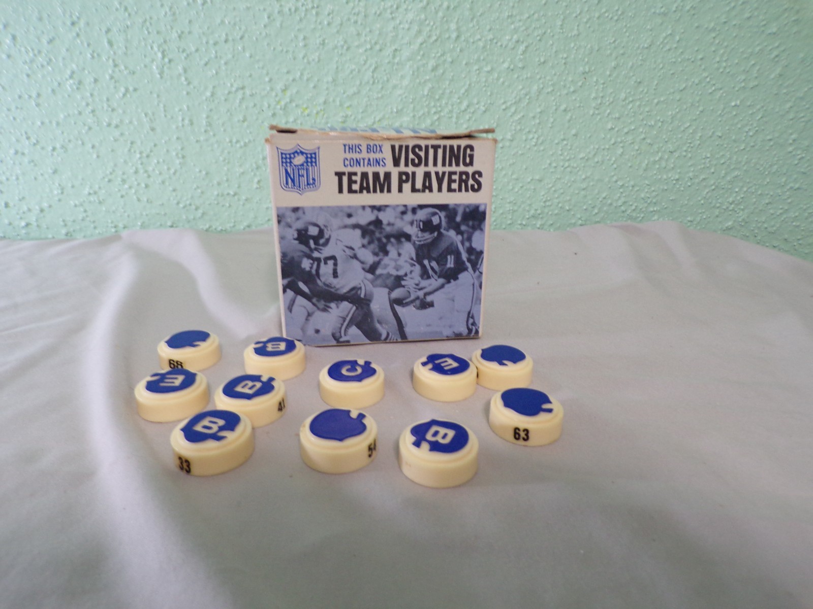 Vintage 1967 Ideal NFL All Pro Football Board Game Visiting Team Player Pieces