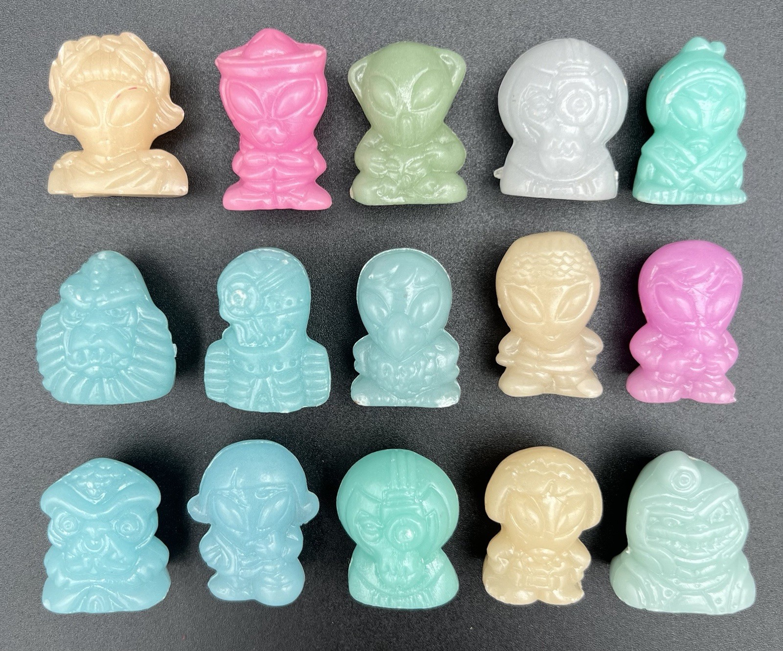 Lot of 15 Geloucos Coca-Cola Aliens – Damaged, Cracks or Chips Like Crazy Bones