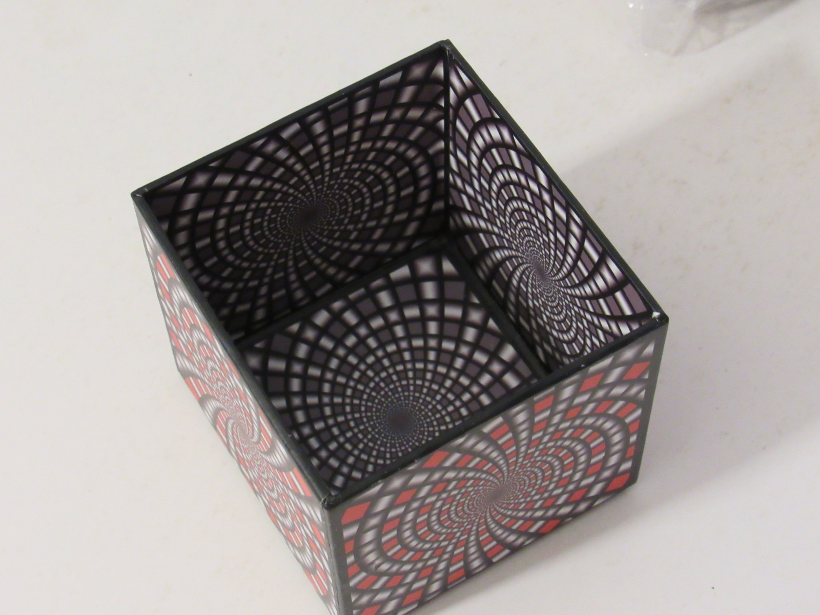 Optical Illusion Jigsaw Puzzle Op Art – 100 pieces sealed in plastic – ages 8+
