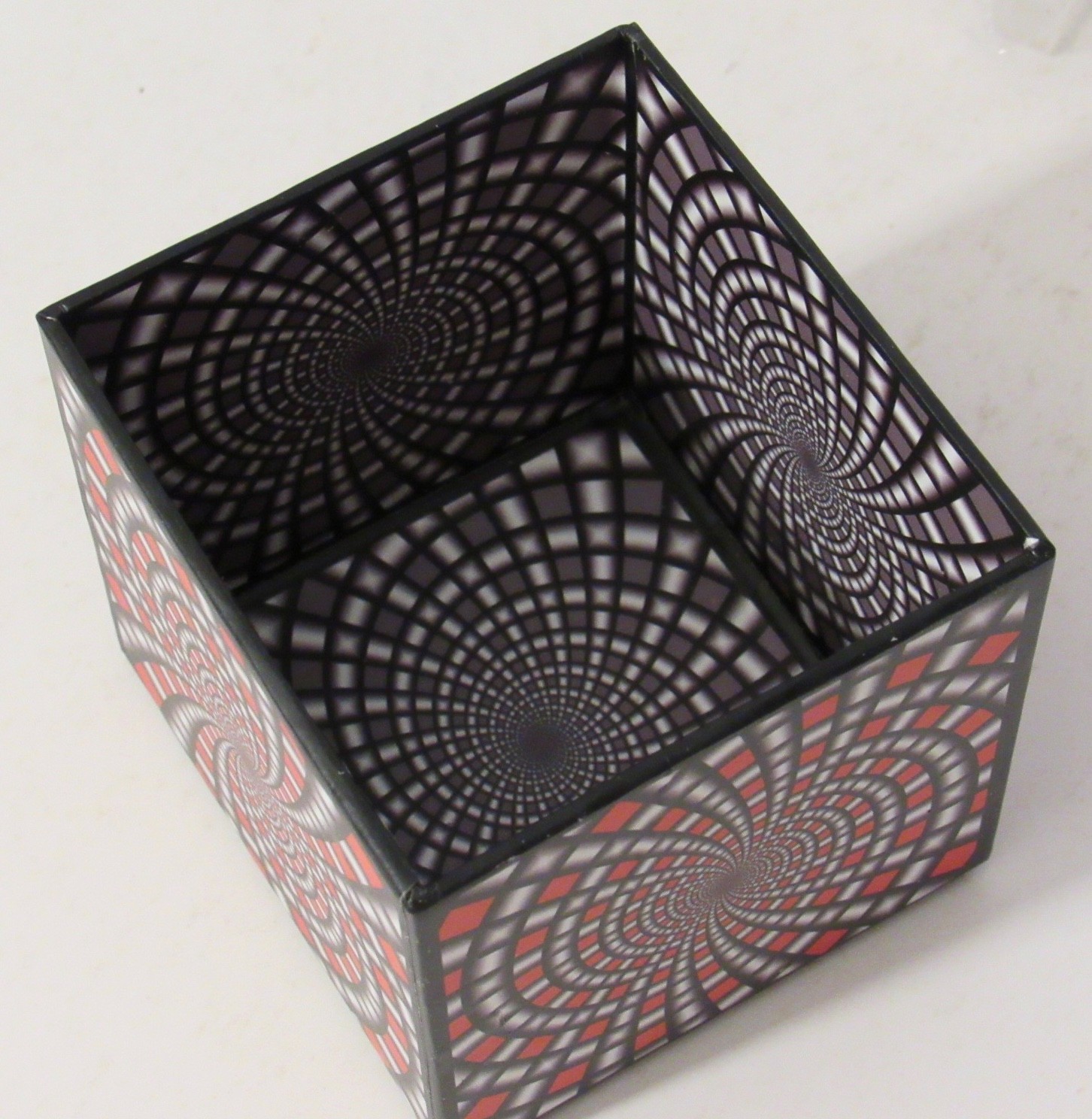 Optical Illusion Jigsaw Puzzle Op Art – 100 pieces sealed in plastic – ages 8+
