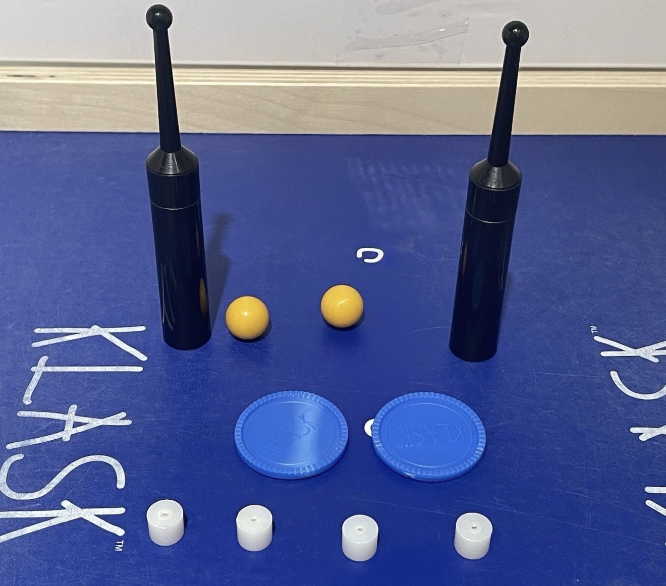 Klask: The Magnetic Game of Skill Complete Buffalo Games Complete Fast shipping