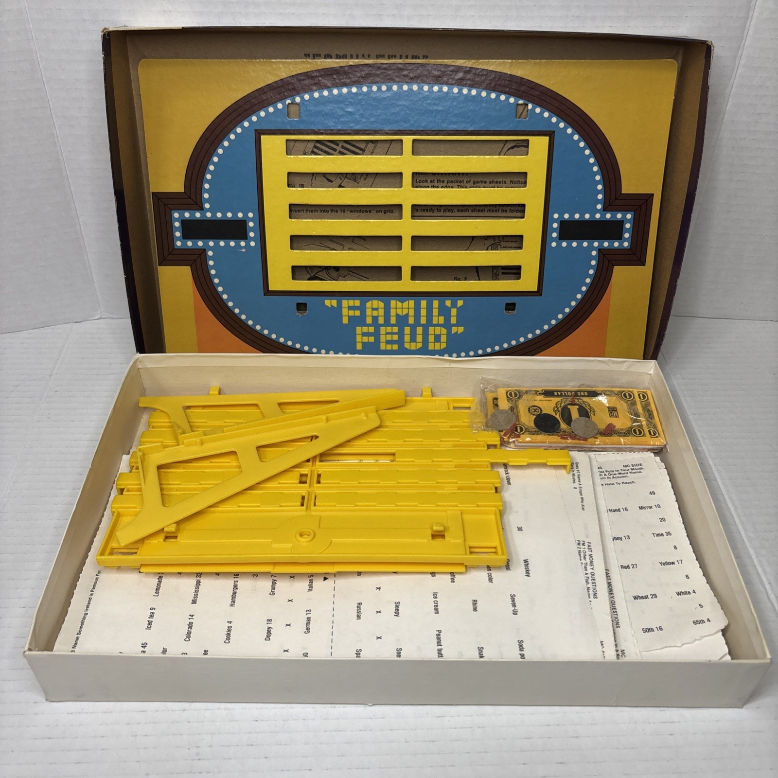 VINTAGE (1977) MILTON BRADLEY “FAMILY FEUD” BOARD GAME *Ages 10 to Adult* {USA}