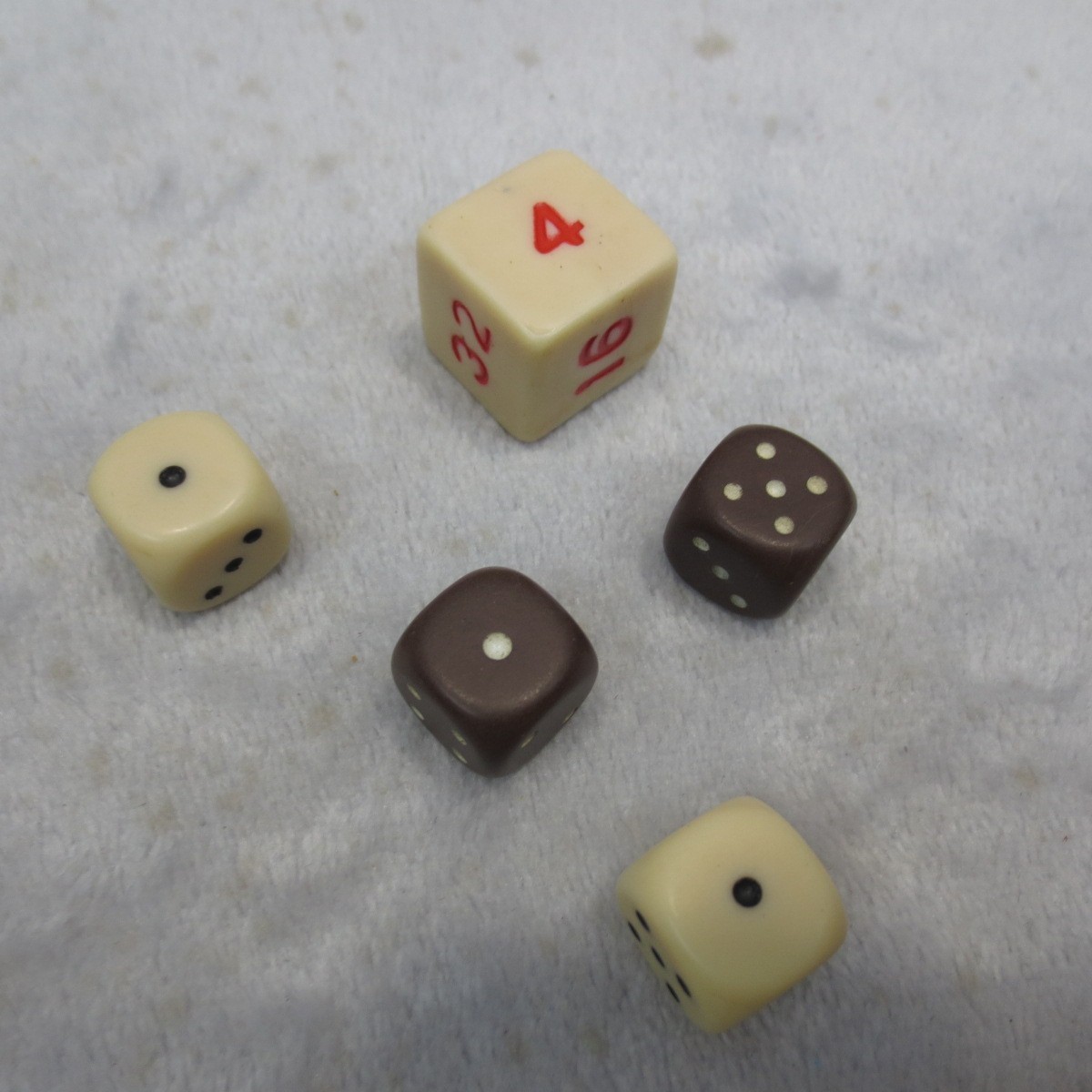 VTG 1960s 30 PCS 1.25 Inch Acrylic Backgammon Checkers Chips Dice Doubling Cube
