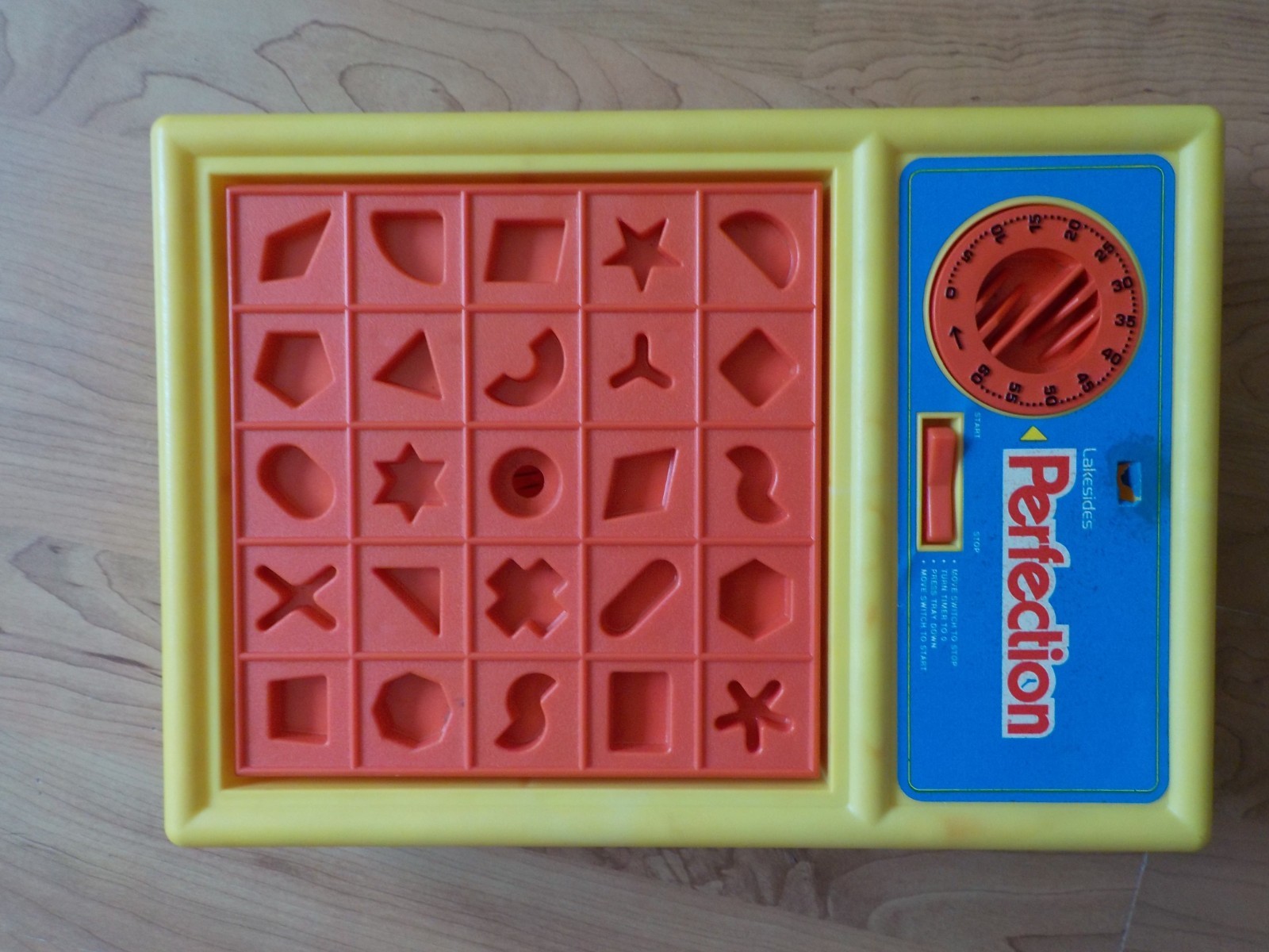 LAKESIDES PERFECTION GAME FOR ANY NUMBER OF PLAYERS MATCH SHAPES BEFORE IT POPS
