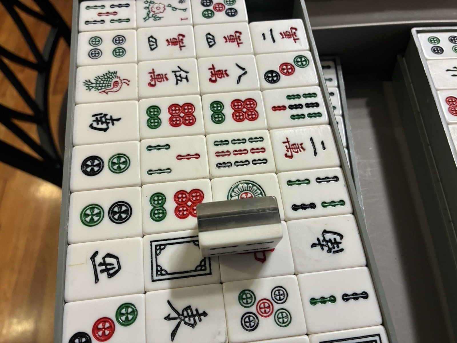 VINTAGE JAPANESE MAHJONG SET IN CASE – BY JAPANESE MAHJONG COMPANY – AGE UNKNOWN