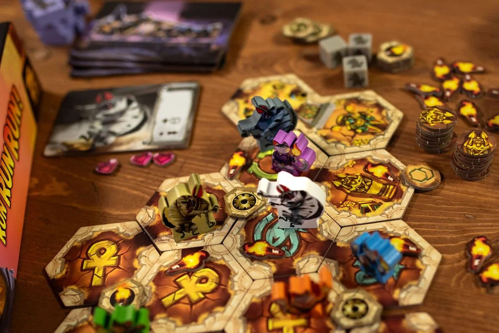 Run Run Run, Cooperative Board Game with Cat Adventurers in a Pyramid, 1 to 4