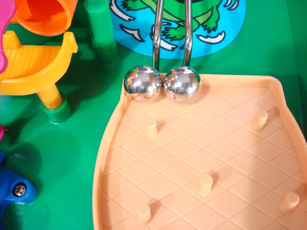VTG 1991 Snafu Tomy Screwball Scramble Run Yourself Ragged Marble Maze 2 Marbles