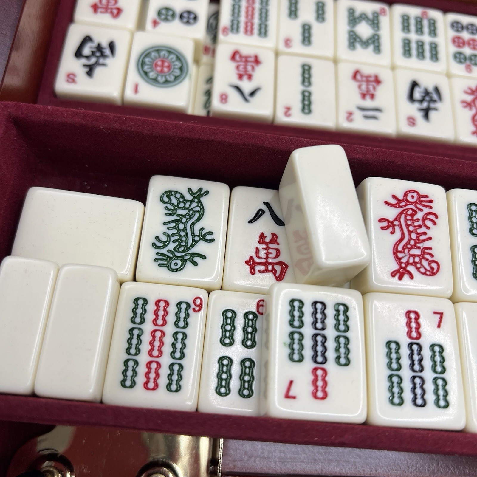 2013 Mah Jongg Playing Set 168 Plastic Tiles “Wooden” Case ~ World Trump LTD