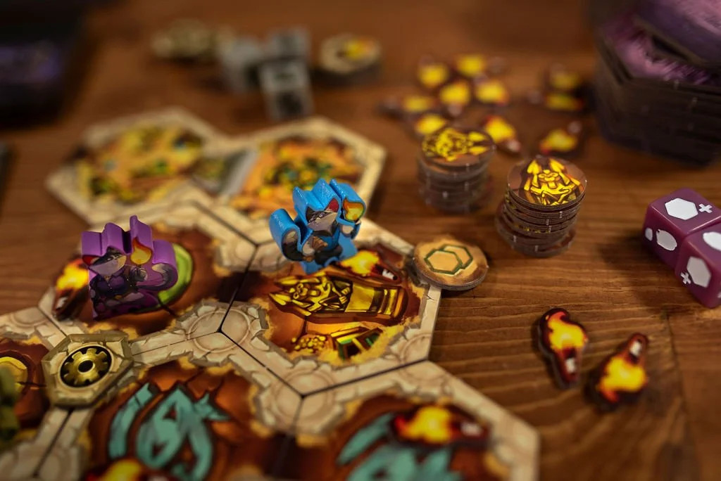 Run Run Run, Cooperative Board Game with Cat Adventurers in a Pyramid, 1 to 4