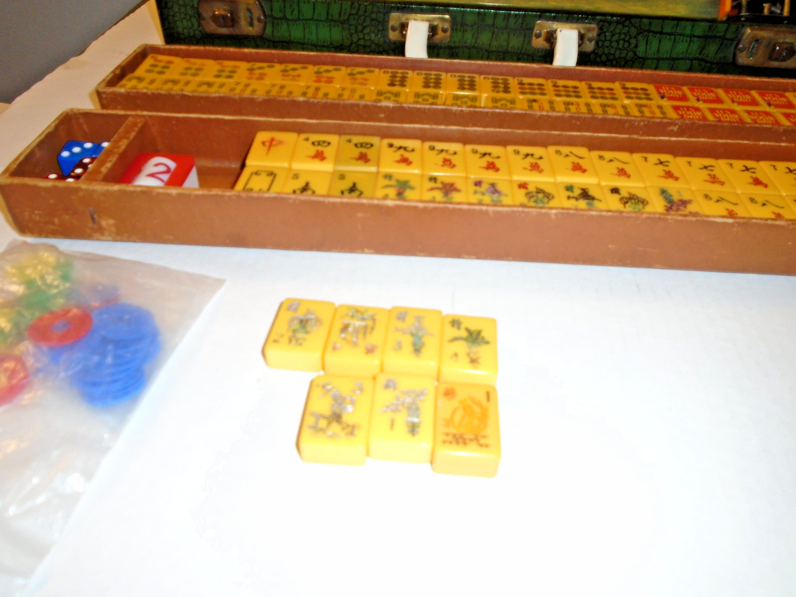 Vintage Mah Jongg MAH-JONGG set includes 152+7 tiles Case and 4 playing trays
